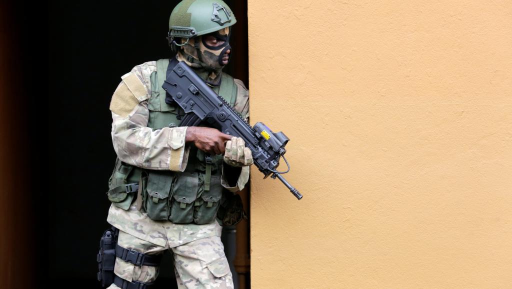 جندي من القوات الخاصة الإيفوارية خلال تمرين عسكري بٱبيدجان 22 سبتمبر 2017.