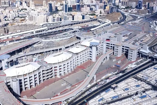 توافد الحجاج إلى منى إيذانًا ببدء مناسك الحج