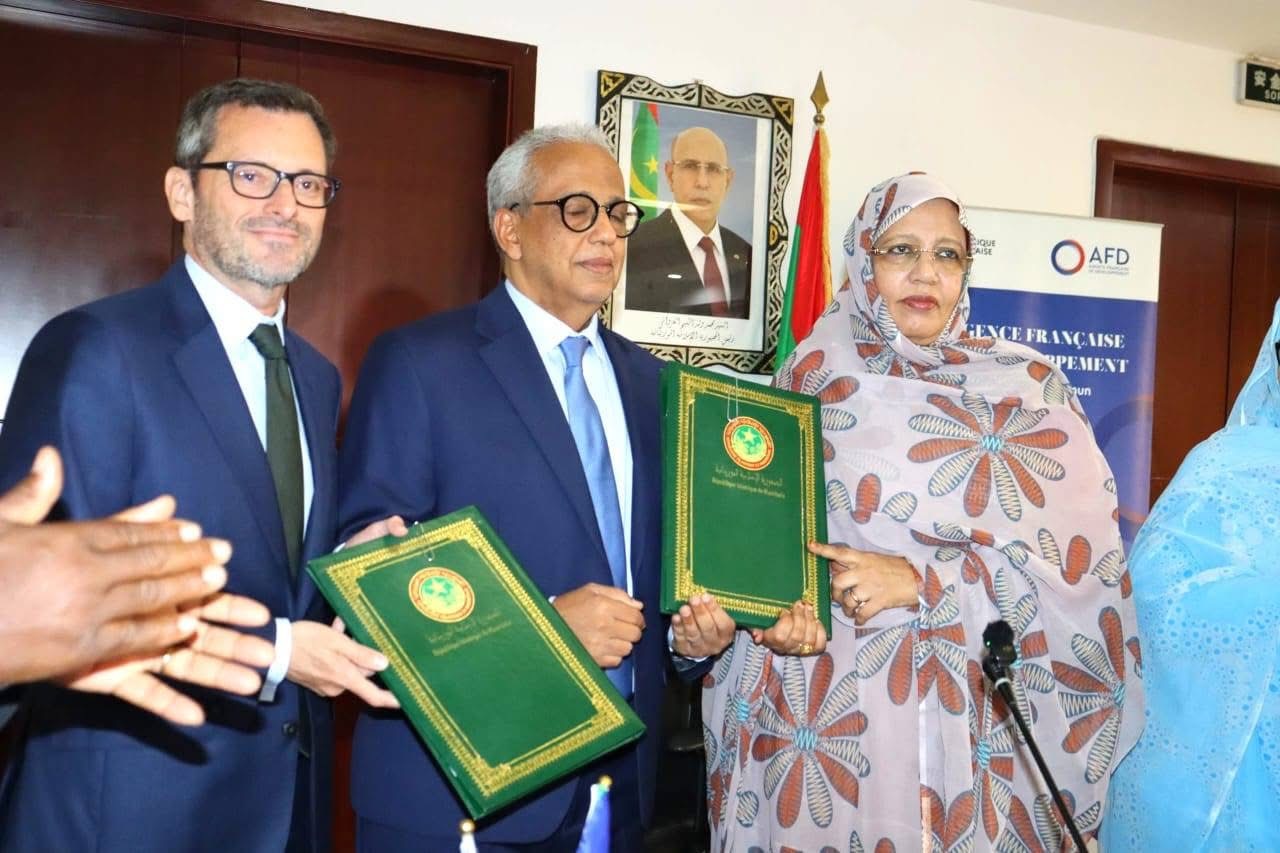 وزير الاقتصاد يوقع مع السفير الفرنسي ثلاث اتفاقيات لدعم جهود التنمية