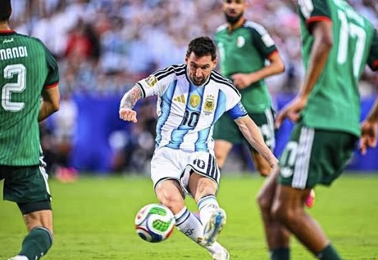 بثلاثية..ميسي الجزائر يخسر في اول ظهور له في المونديال