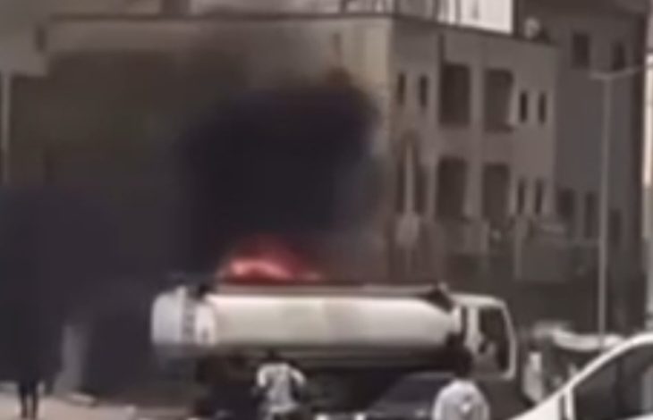 وفاة سائق صهريج وقود أثناء محاولته إبعاد شاحنته المشتعلة عن الأحياء السكنية