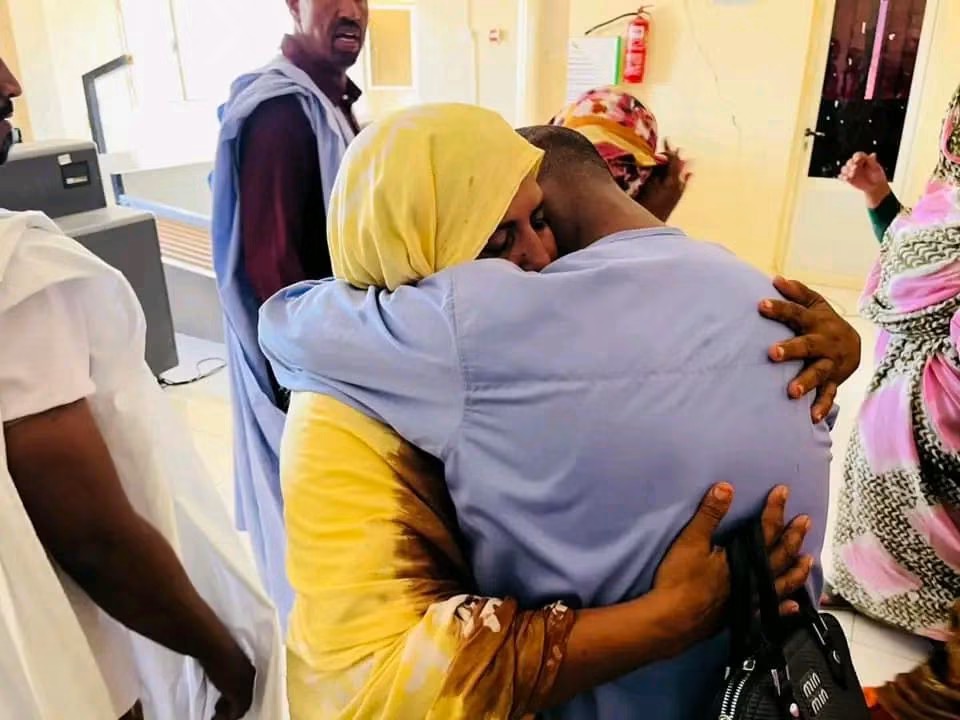 أهالي العائدين من الاحتجاز بمالي يستقبلونهم بالأحضان ودموع الفرح (صور)