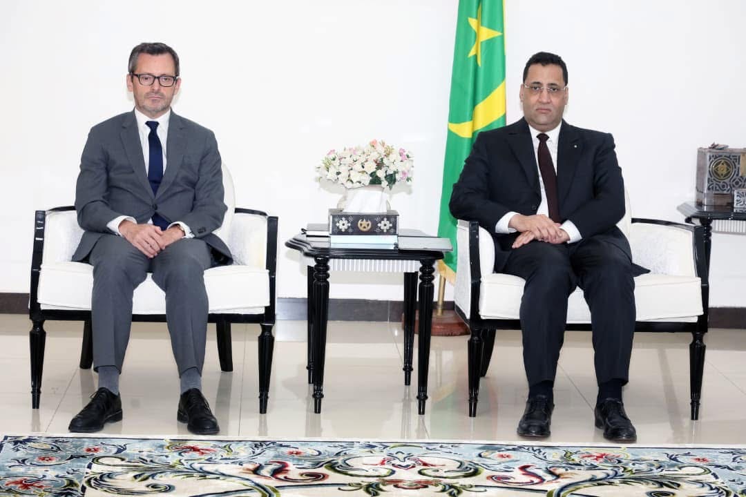 الوزير الأول يلتقي السفير الفرنسي ويبحث معه علاقات التعاون والشراكة