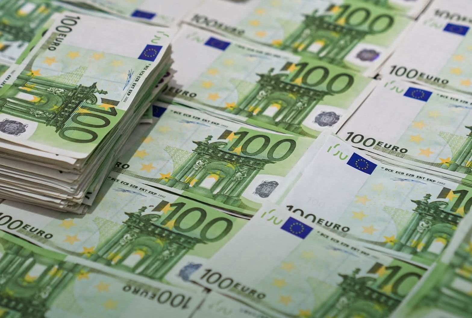 تفكيك شبكة إجرامية تنشط في استيراد وترويج العملات الأجنبية المزيفة